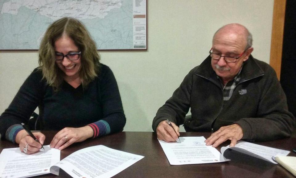 Signatura del conveni entre l'ajuntament Argençola (Marina Berenguer) i el president de l'Associació (Ton Lleonart)