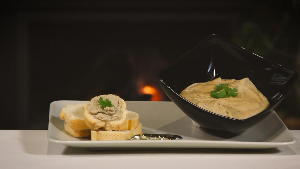 Bosquetons, paté vegetal de farina de cigró i pèsol amb torradetes