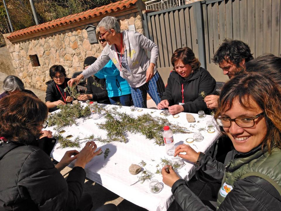 26.3.2017 Taller de 'Macerats de plantes medicinals contra el dolor' a càrrec d’Astrid van Ginkel  Clariana -  Rural Salut