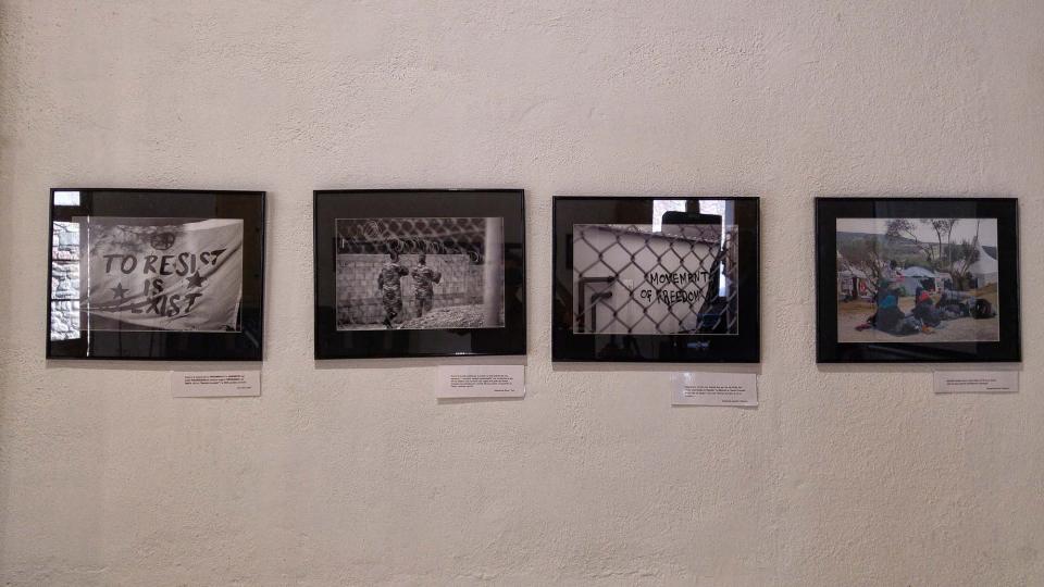 Exposició de fotografies 'Posa’t al seu lloc' de Dan Ortínez i Bernat Enrich