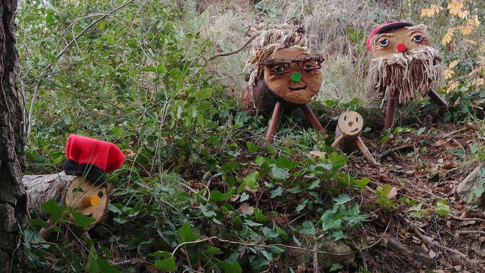 Una família tió posant pels alumnes